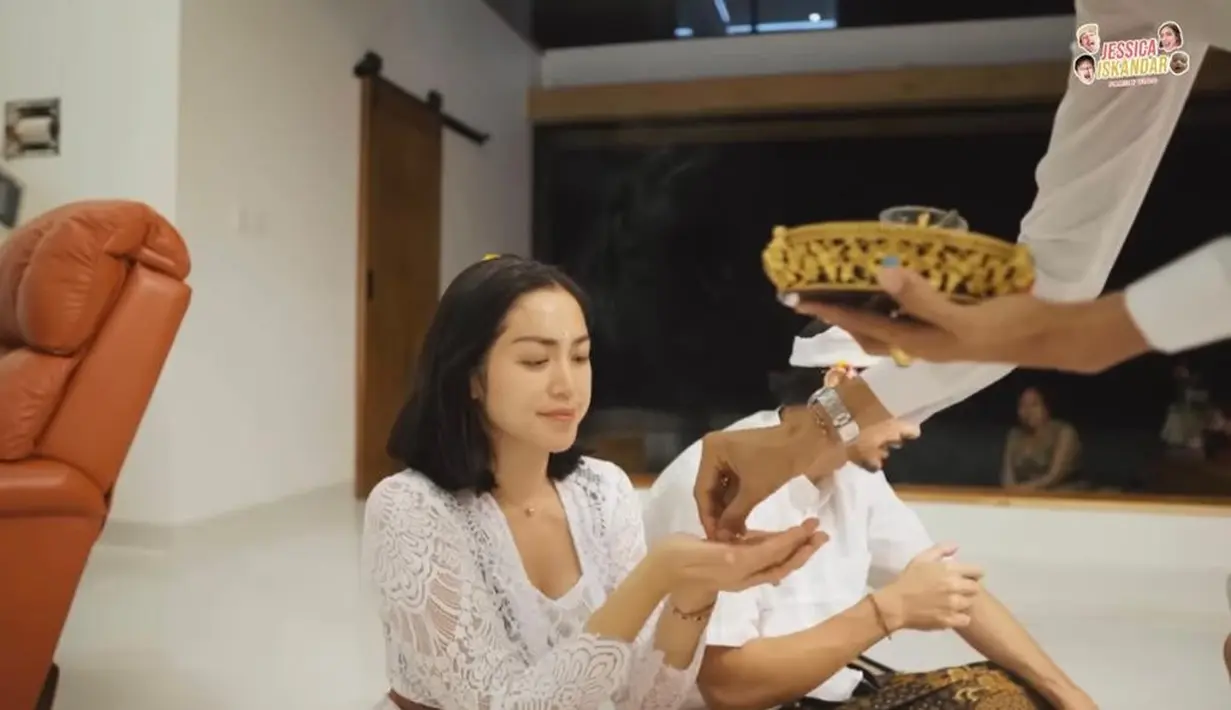 Sebelum dihuni, keduanya menggelar prosesi upacara Adat Bali sebagai bentuk syukur mereka. IG/@inijedar/YouTube Jessica Iskandar.