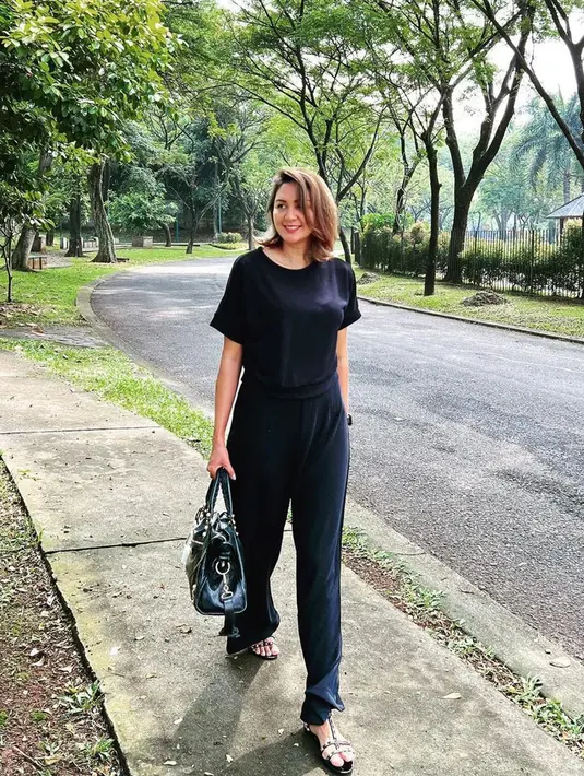 <p>Diet sehat Donna Agnesia banjir pujian dari netizen. Tak sedikit yang penasaran bagaimana ibu tiga anak ini menurunkan berat badannya hingga 6 kilogram. (Instagram/dagnesia)</p>