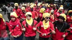 Massa long march menuju Istana Negara dengan membawa spanduk dalam Aksi Nasional Gema Demokrasi di Jakarta, Sabtu (21/5). Aksi Nasional Gema Demokrasi ini untuk memperingati 18 Tahun Reformasi yang jatuh pada 21 Mei.(Liputan6.com/Faizal Fanani)