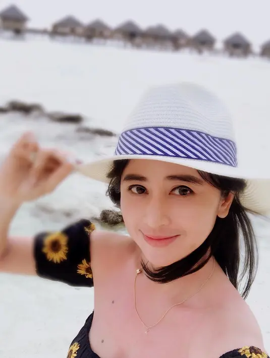 Dalam foto lain, Depe bersama Angga serta putranya terlihat bersiap memasuki kapal selam. Sekitar satu jam menyelam di kedalaman 30 meter. (Instagram/dewiperssikreal)