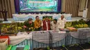Sementara, lima pelaku lainnya terkait penyelundupan dan perdagangan satwa dilindungi lain seperti sisik trenggiling, kuskus talaud hingga ular sanca hijau. Tampak dalam foto, petugas badan konservasi alam dan kepolisian memperlihatkan barang bukti berupa beberapa hewan yang dilindungi, seperti; komodo, sisik trenggiling, elang hitam, biawak, kuskus, ular, dan kadal layar atau naga layar yang disita dari para tersangka di Markas Besar Kepolisian Daerah Jawa Timur di Surabaya pada Rabu 15 April 2026. (JUNI KRISWANTO/AFP)
