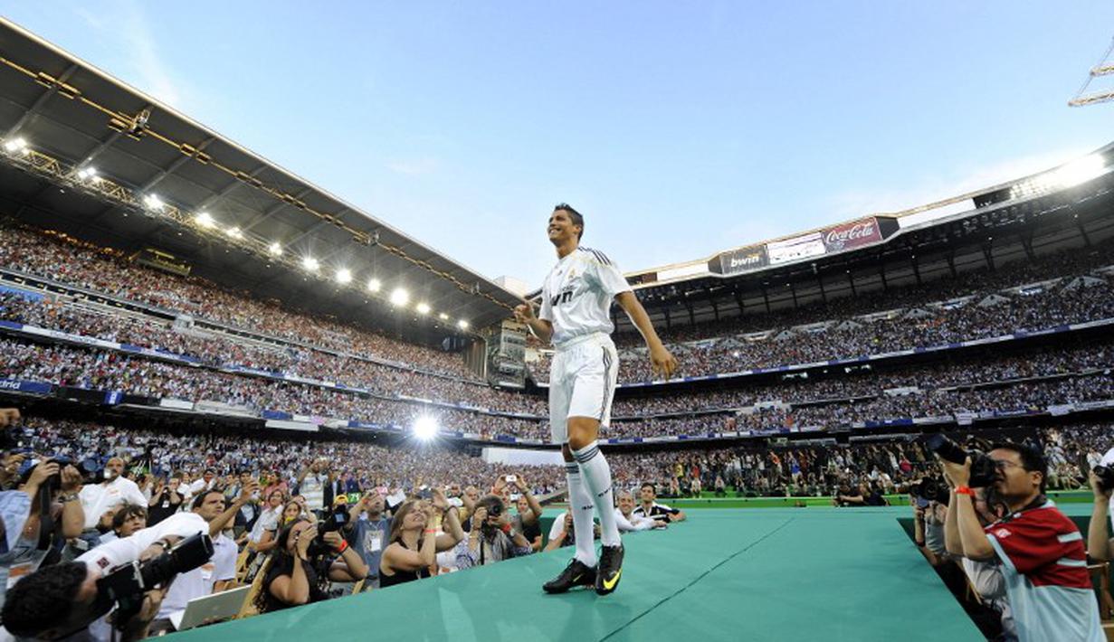 Cristiano Ronaldo saat diperkenalkan sebagai pemain baru Real Madrid di Stadion Santiago Bernabeu, Madrid, 6 Juli 2009. CR7 didatangkan dari MU dengan transfer sebesar 94 juta Euro. (AFP/Dani Pozo)