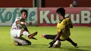 Kiper PSM Makassar, Hilman Syah (kanan) berhasil menghadang tendangan gelandang Persija Jakarta, Osvaldo Haay dalam laga leg pertama semifinal Piala Menpora 2021 di Stadion Maguwoharjo, Sleman, Kamis (15/4/2021). (Bola.com/Ikhwan Yanuar)