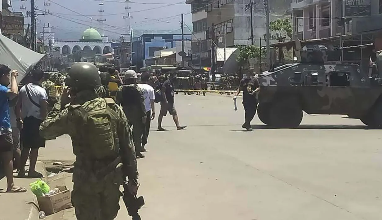 Pasukan keamanan mengamankan lokasi ledakan bom di Kota Jolo, Pulau Sulu, Filipina, Senin (24/8/2020). Bom meledak di selatan Filipina kendati pengamanan ekstra ketat dilakukan menyusul ancaman dari militan Abu Sayyaf. (Philippine National Red Cross via AP)