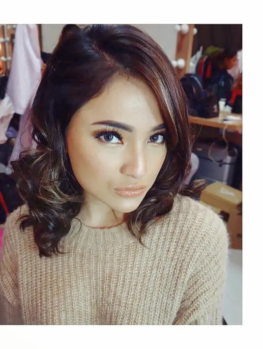 "Aku berperan sebagai Yuni, dia adalah pekerja kantoran yang bisa disebut sebagai pelakor (perebut suami orang), dan Yuni tahu yang dilakukannya salah, dan berusaha keluar dari hubungan yang dia sadari salah." ujar Caca. (Instagram/marshanda99)