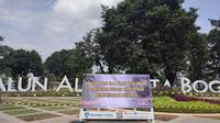 Alun-alun Bogor ditutup sementara menyusul membludaknya jumlah kunjungan warga ke taman kota yang baru diresmikan beberapa hari lalu ini.