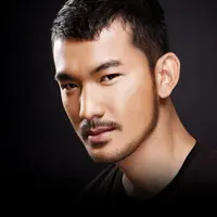 Wajah Rio Dewanto yang maskulin sangat cocok dengan badannya yang atletis.