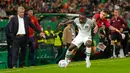 Pelatih Portugal Fernando Santos (kiri) menyaksikan pemain Nigeria Moses Simon (tengah) berebut bola dengan pemain Portugal Otavio pada pertandingan persahabatan di Stadion Jose Alvalade, Lisbon, Portugal, 17 November 2022. Portugal menghajar Nigeria dengan skor telak 4-0, mereka akan berangkat ke Qatar pada 18 November untuk Piala Dunia 2022. (AP Photo/Armando Franca)