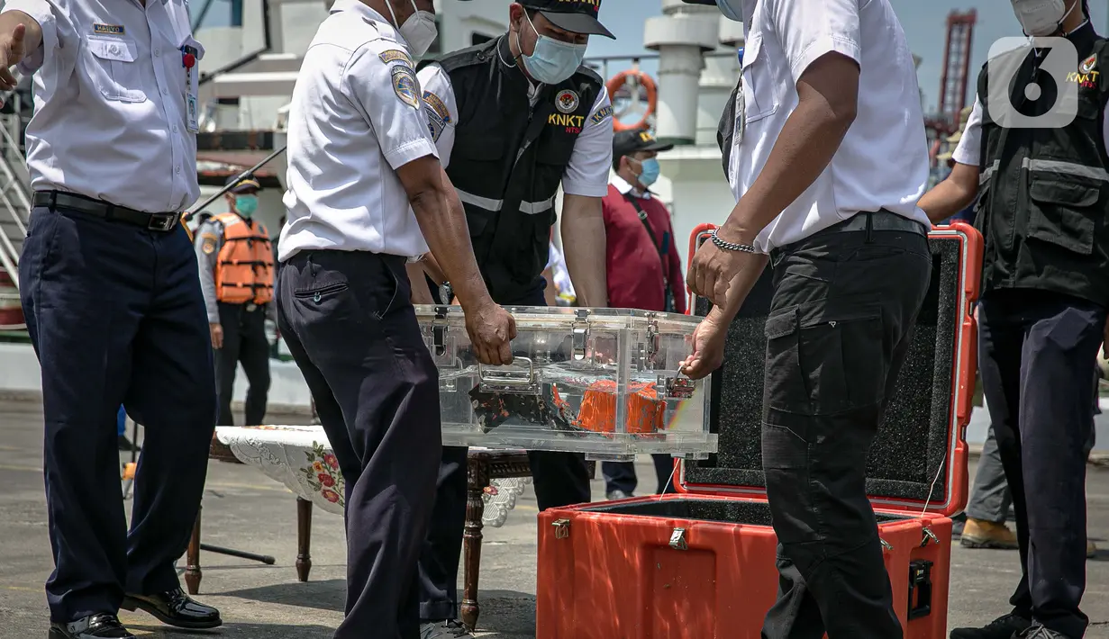 Petugas memasukan CVR (Cockpit Voice Recorder Sriwijaya  SJ-182 di kawasan Dermaga JICT 2, Jakarta Utara, Rabu (31/3/2021). CVR ini ditemukan selasa malam (30/3) jam 20.00 WIB dengan alat TSHD King Arthur 8 di dasar lumpur laut. (Liputan6.com/Faizal Fanani)