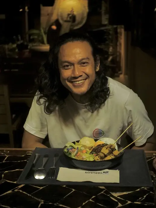 Aktor yang memulai debutnya pada tahun 2006 ini sudah membintangi lebih dari 50 judul film. Peran yang berbeda-beda pun sudah pernah dia lakoni. Tak heran jika Dwi Sasono sudah beberapa kali mendapatkan piala penghargaan. Meski kini tampil dengan rambut gondrong, namun sikapnya tetap manis terhadap keluarga. (Liputan6.com/IG/@dwisasono)