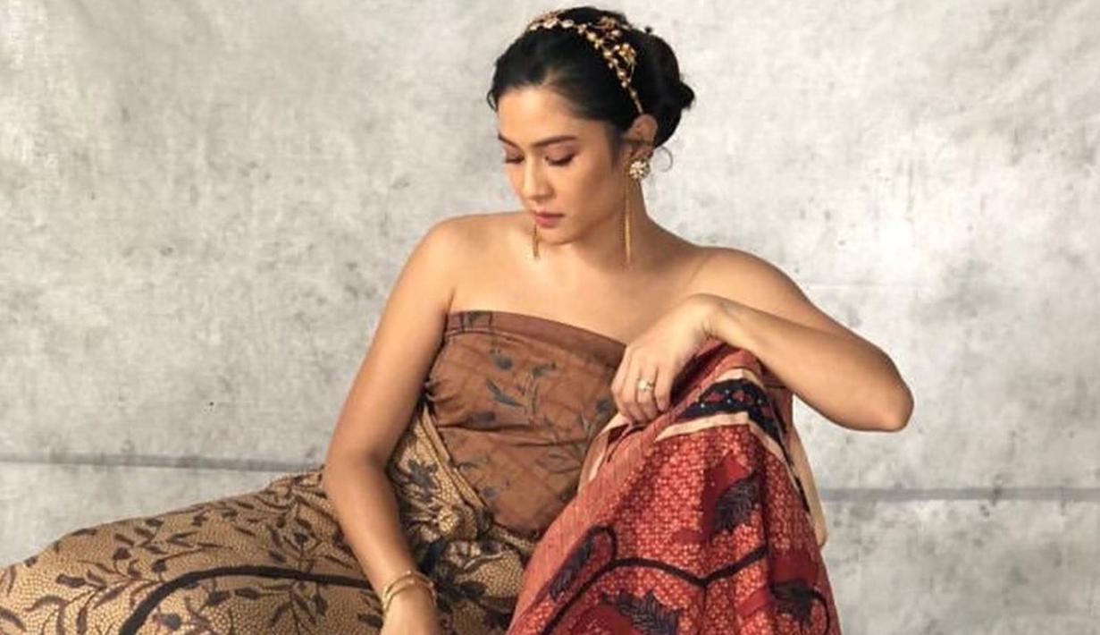 Dian Sastrowardoyo melakukan pemotretan untuk Hari Batik Nasional. Ia juga mengungkapkan kebanggaannya terhadap kain khas Indonesia itu. (Liputan6.com/IG/@therealdisastr)