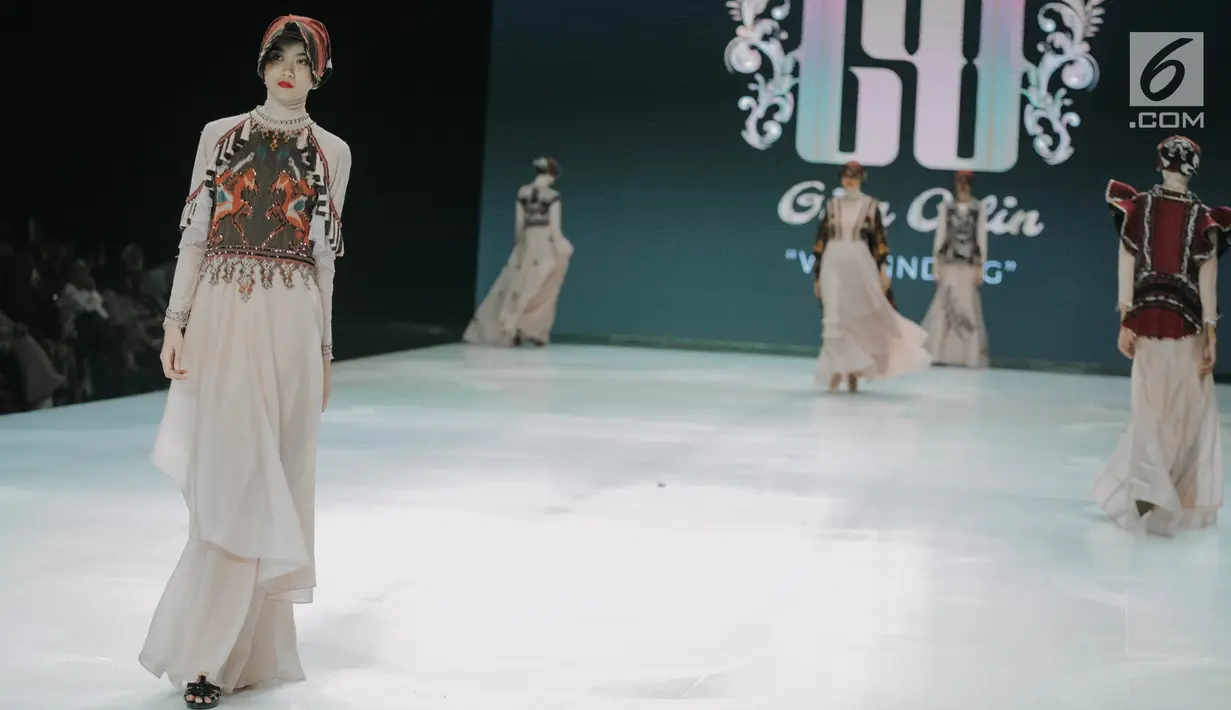 Model mengenakan busana rancangan Gita Orlin pada ajang Indonesia Fashion Week (IFW) 2019 di Jakarta Convention Center, Kamis (28/3). Desian Gita Orlin kali ini terinspirasi dari kecantikan “Tenun Sumba” yang bertajuk “Wairinding". (Liputan6.com/Faizal Fanani)
