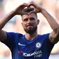 Striker Chelsea, Olivier Giroud, merayakan gol yang dicetaknya ke gawang Liverpool pada laga Premier League di Stadion Stamford Bridge, London, Minggu (6/5/2018). Chelsea menang 1-0 atas Liverpool. (AFP/Glyn Kirk)