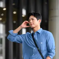 Tak berhenti di situ, penampilan Park Bo Gum juga semakin sempurna dengan membawa loafer Celine luco triomphe dari bahan bullskin berwarna putih polished. [Foto: Document/Celine]
