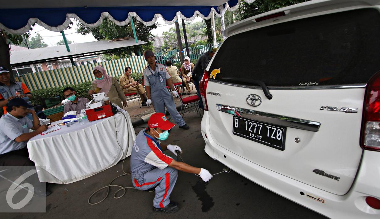Petugas melakukan uji emisi gratis kendaraan di kawasan Rawamangun, Jakarta, Selasa (26/4). Kegiatan tersebut diadakan untuk mengukur kualitas udara perkotaan serta mengontrol gas buang kendaraan agar tetap layak jalan. (Liputan6.com/Immanuel Antonius)