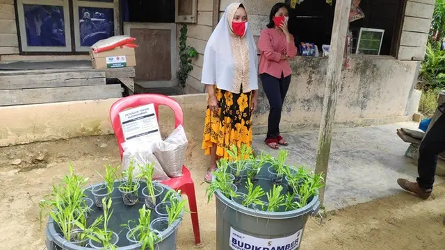 Warga terdampak Covid-19 penerima bantuan bibit sayur dan ikan untuk bercocok tanam di tengah pandemi Covid-19.