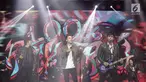 Band Anak Langit tampil menghibur penonton dalam acara SCTV Music Awards 2018 di Studio Emtek, Jakarta, Selasa (27/4). SCTV Music Awards 2018 adalah ajang penghargaan bagi para musisi tanah air yang digelar setiap tahun. (Liputan6.com/Faizal Fanani)