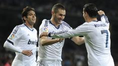Pemain Real Madrid, Karim Benzema (tengah) melakukan selebrasi bersama rekannya, Cristiano Ronaldo (kanan) dan Ricardo Kaka pada laga lanjutan Liga Spanyol 2012/2013 melawan Sevilla di Stadion Santiago Bernabeu, Madrid, 9 Februari 2013.(AFP/Dominique Faget)