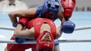 Petinju wanita China, Chang Yuan, saat melawan petinju Korea Utara, Pang Chol Mi, pada Asian Games di Jakarta, Sabtu (1/9/2018). (AP/Lee Jin-man)