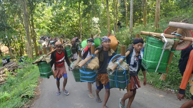Laku Lampah, atau jalan kaki dari rumah anak putu penganut Kejawen yang berjarak puluhan kilometer menuju Panembahan Banokeling, Banyumas dalam tradisi Punggahan menjelang Ramadan atau puasa . (Foto: Liputan6.com/Muhamad Ridlo)