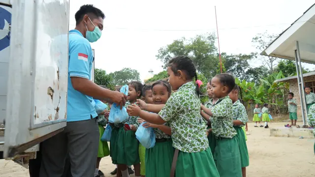 Menerjang Lumpur Pedalaman Sumsel, Lelah Sopir MBG Terbayar Senyum Anak-anak