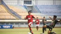 Penyerang sayap Bali United U-18 Rahmat Arjuna Reski saat berduel dengan pemain Barito Putera U-18 di EPA Liga 1 2021 U-18. (Dok Bali United)