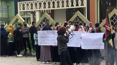 Mahasiswa saat menggelar aksi unjuk rasa terkait pelecehan seksual oleh oknum dosen IAIN Gorontalo (Arfandi/Liputan6.com)