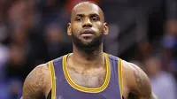 Pebasket Cleveland Cavaliers, LeBron James, tampak kecewa usai kalah dari Oklahoma City Thunder. Meski kalah Cavs masih memimpin puncak klasemen wilayah Timur. (EPA/Larry W. Smith)