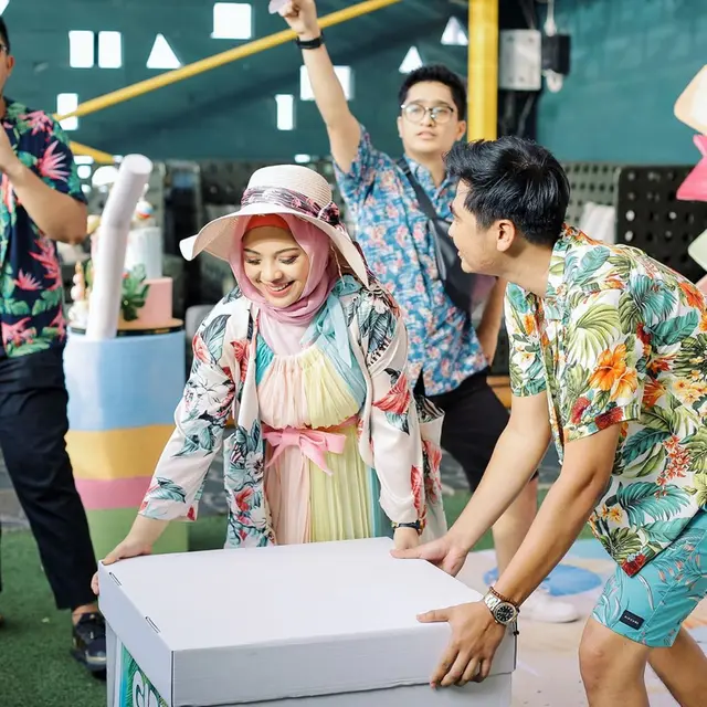 5 Potret Baby Shower Istri Mak Beti, Dapat Hadiah Mobil Mewah