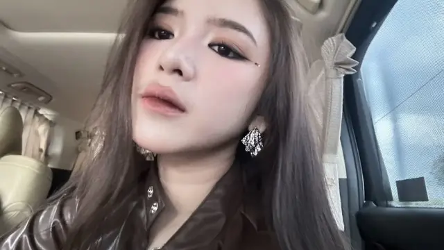 Gaya OOTD Konser Publik Figur Menyaksikan 2NE1 di Jakarta.