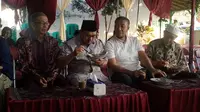Calon Gubernur Jawa Tengah nomor urut 2 Sudirman Said menyantap kudapan pagi di kampung halamannya, Brebes, Jawa Tengah (Liputan6.com/Fajar Eko Nugroho)