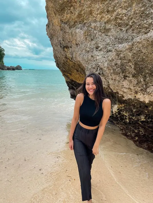 Tampil dalam celana serta kaos tanpa lengan berwarna hitam saat pergi ke pantai. Meski terlihat kasual untuk busana ke pantai, akan tetapi gaya penampilannya ini juga bisa dijadikan inspirasi. (Liputan6.com/IG/@aaliyah.massaid)