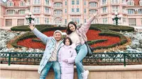 Melalui akun Instagram, Gading Marten sebelumnya membagikan momen saat ia bersama Gisel dan Gempi liburan di Eropa. Saat berada di Paris, ketiganya diketahui kembali mereka ulang pose saat di Disneyland Paris. (Liputan6.com/IG/@gadiiing)