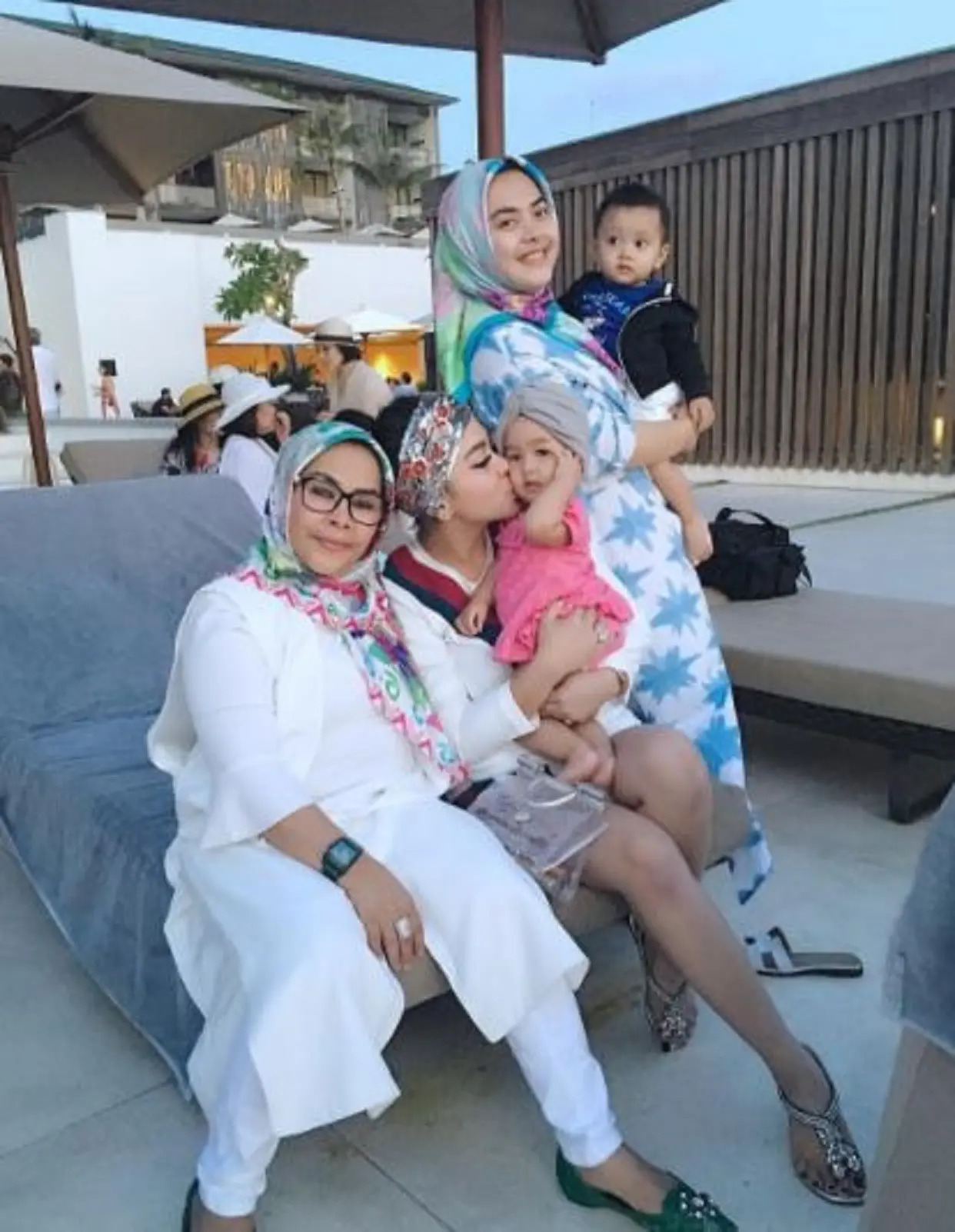 Syahrini bersama adik dan ibundanya saat berlibur ke Bali pada 17 Agustus 2016 (Instagram/@princessyahrini)