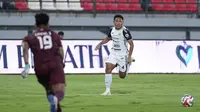 Bek kanan Persija Jakarta, Fajar Fathurrahman mencoba mendahului kiper PSIM Yogyakarta, Cahya Supriadi saat keduanya terlibat dalam perbutan bola di tengah laga pekan ke-29 BRI Super League 2025/2026 di Stadion Kapten  I Wayan Dipta, Gianyar, Bali, Rabu (22/4/2026). (Dok. Persija)