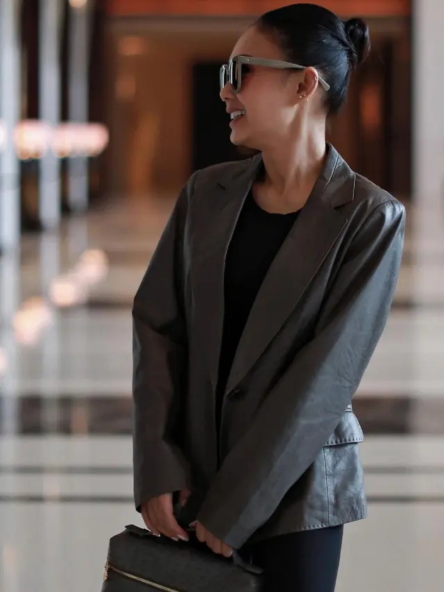 7 Potret Terbaru Yuni Shara Tampil Stunning dengan Jaket Kulit. (instagram/yunishara36)