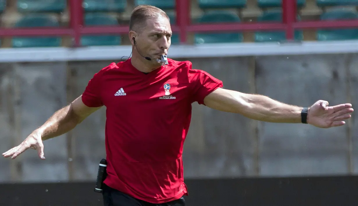 Wasit asal Argentina Nestor Pitana mengambil bagian dalam sesi pelatihan wasit di stadion Lokomotiv di Moskow (12/6). Pitana akan menjadi wasit untuk Pertandingan Pembukaan pada Kamis, 14 Juni 2018, saat Rusia melawan Arab Saudi. (AP Photo/Pavel Golovkin)