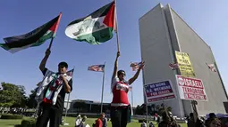Dalam aksi menentang agresi militer Israel ke jalur Gaza, massa mengibar-ngibarkan bendera Palestina di depan gedung federal, Los Angeles, Kalifornia, (20/7/2014). (REUTERS/Jonathan Alcorn) 