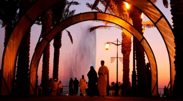 Pengunjung menikmati pantai Laut Merah dengan pemandangan Air Mancur Raja Fahd di Jeddah, Arab Saudi, Jumat (18/10/2019). Air Mancur Raja Fahd atau King Fahd's Fountain disebut juga dengan nama The Jeddah Fountain. (AP Photo/Amr Nabil)