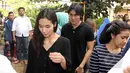 Vino G bastian bersama istrinya Marsha Timothy berkunjung ke rumah almarhum Didi Petet di Ciputat, Tangsel, Jumat (15/5/2015). Sejumlah artis mendatangi rumah Didi Petet setelah mendengar meninggalnya aktor senior tersebut. (Liputan6.com/Helmi Afandi)
