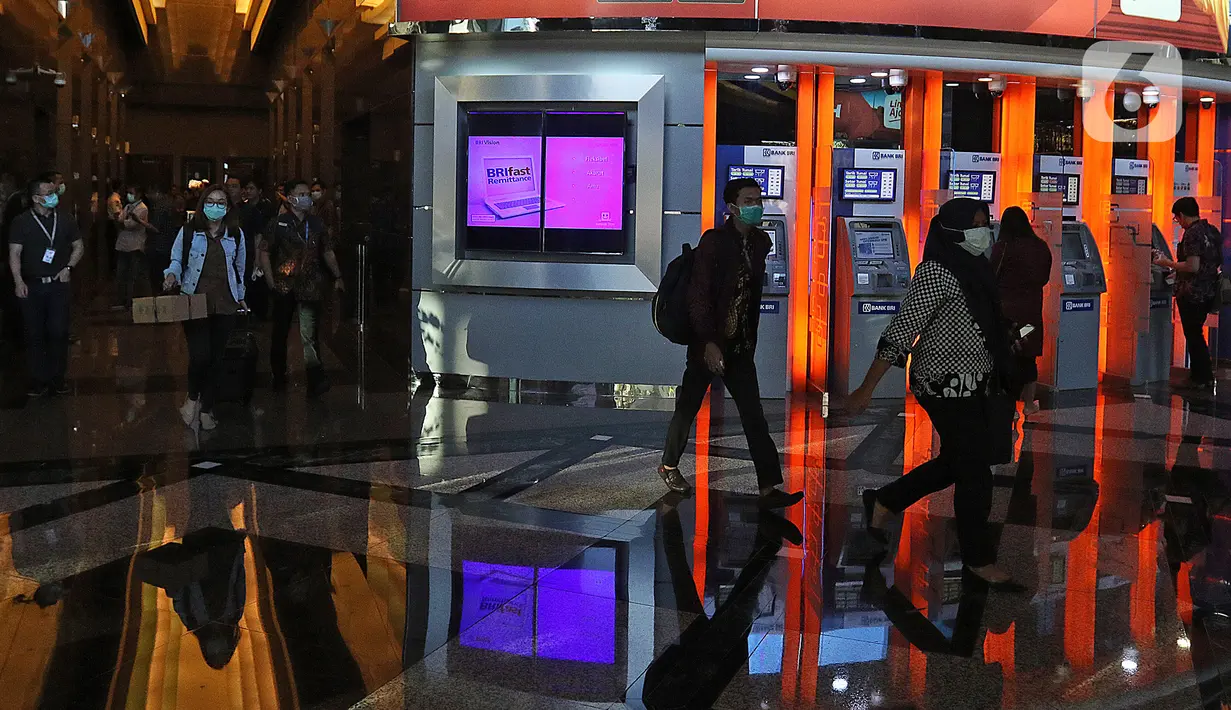 Sejumlah karyawan menggunakan masker saat keluar dari gedung kantor Bank BRI, Jakarta, Kamis (23/1/2020). Menkes Terawan menegaskan tidak ada virus corona seperti info yang beredar sebelumnya. (Liputan6.com/Herman Zakharia)