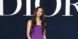 Show ini dihadiri sang duta global, Jisoo yang tampil eye catching berbalut strapless dress ungu dan lady dior bag.  [Dok/Dior].