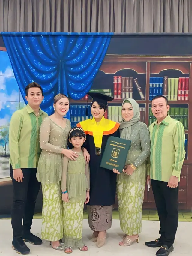 Wisuda Syifa Adik Ayu Ting Ting (Foto: Instagram/@ayutingting92)