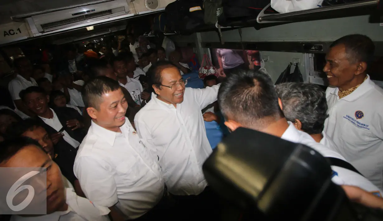  Menteri Perhubungan Ignasius Jonan dan Menko Kemaritiman Rizal Ramli saat meninjau keberangkatan peserta mudik gratis sepeda motor dengan kereta api di Stasiun Senen, Jakarta, Rabu (29/6). (Liputan6.com/Gempur M Surya)