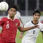 Pemain tengah timnas Indonesia, Marselino Ferdinan (kiri) berebut bola dengan In Sodavid (Kamboja) pada kualifikasi Grup A Piala AFF 2022 di Stadion Utama Gelora Bung Karno, Jakarta, Jumat (23/12/2022). Indonesia unggul 2-1 atas Kamboja. (Liputan6.com/Helmi Fithriansyah)