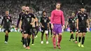 Raut kecewa para pemain Bayern Munchen setelah dikalahkan Real Madrid dalam laga leg kedua semifinal Liga Champions 2023/2024 di Santiago Bernabeu, Madrid, Spanyol, Kamis (09/05/2024) WIB. (AFP/Javier Soriano)