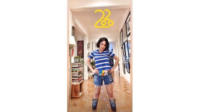 7 Gaya Yuni Shara saat Kebanjiran, Outfitnya Curi Perhatian