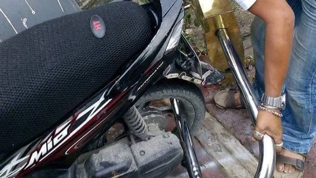 Pakai Gembok Raksasa Untuk Motornya, Aksi Pria Ini Bikin Warganet Tercengang