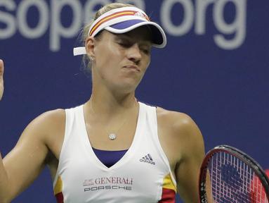 Petenis Jerman, Angelique Kerber, tampak kecewa usai dikalahkan petenis Jepang, Naomi Osaka, pada laga turnamen AS Terbuka 2017 di New York, Selasa (29/8/2017). Angelique Kerber kalah 3-6 dan 1-6 dari Naomi Osaka. (AP/Frank Franklin II)