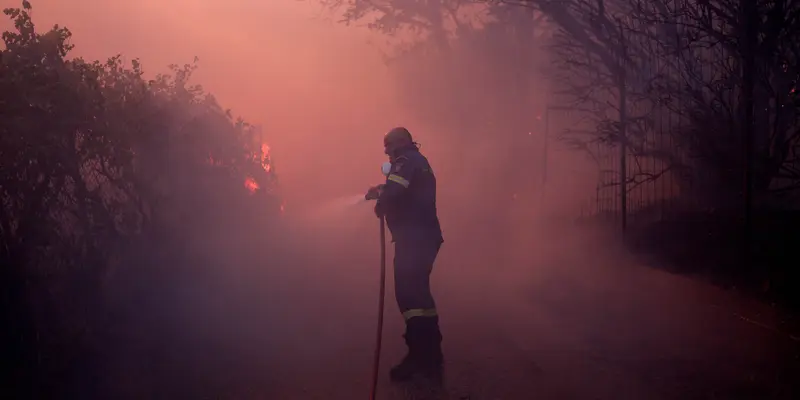 Kebakaran Hutan Hebat Landa Yunani, Ribuan Warga Diungsikan